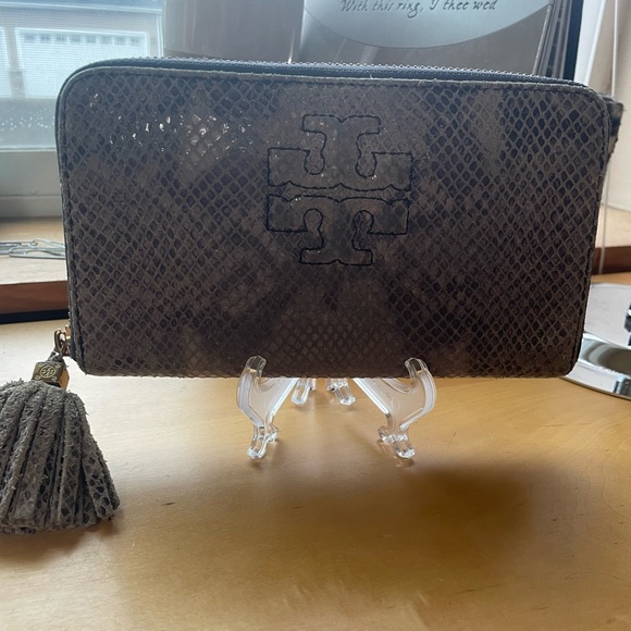 Tory Burch Thea Snakeskin Wallet - Picture 6 of 17